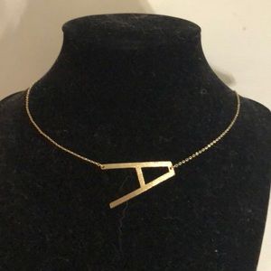 A necklace gold